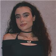 Profesora titulada en Educación Primaria, especializada como maestra. Con especial interés en el inglés